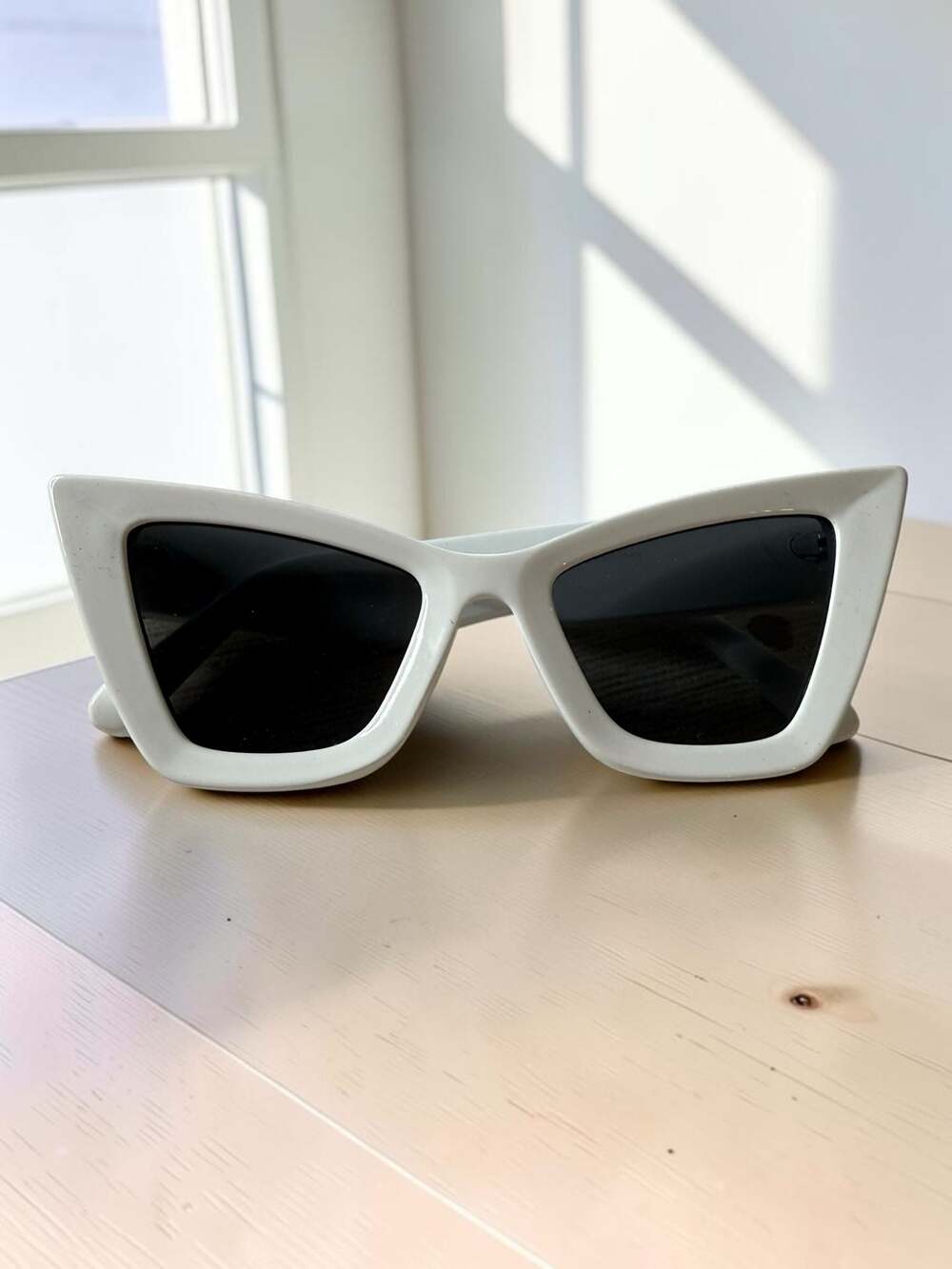 Retro Exaggerated Cat Eye Thick White Frame Sunglasses